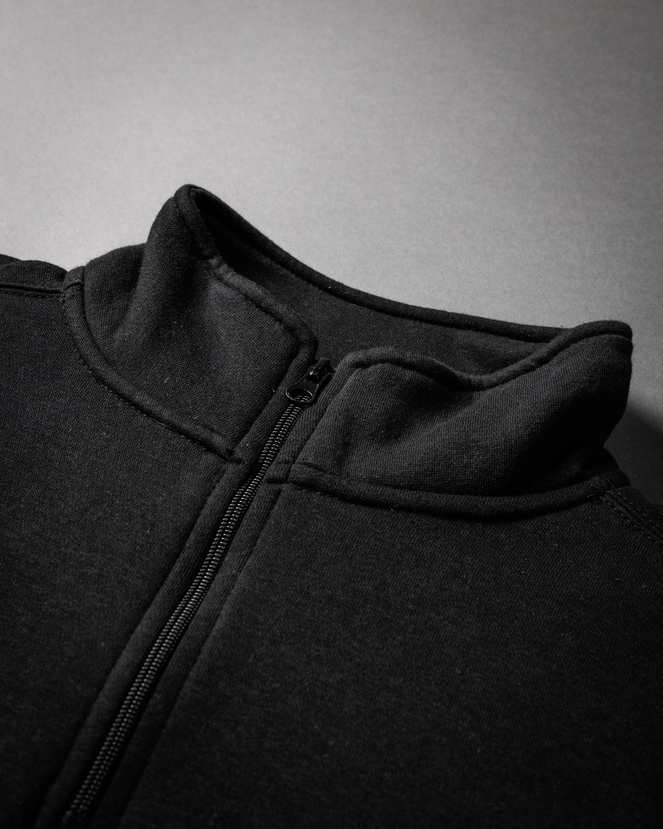 CHARIOTS EMBROIDERED QUARTER ZIP FLEECE PULLOVER (Black)