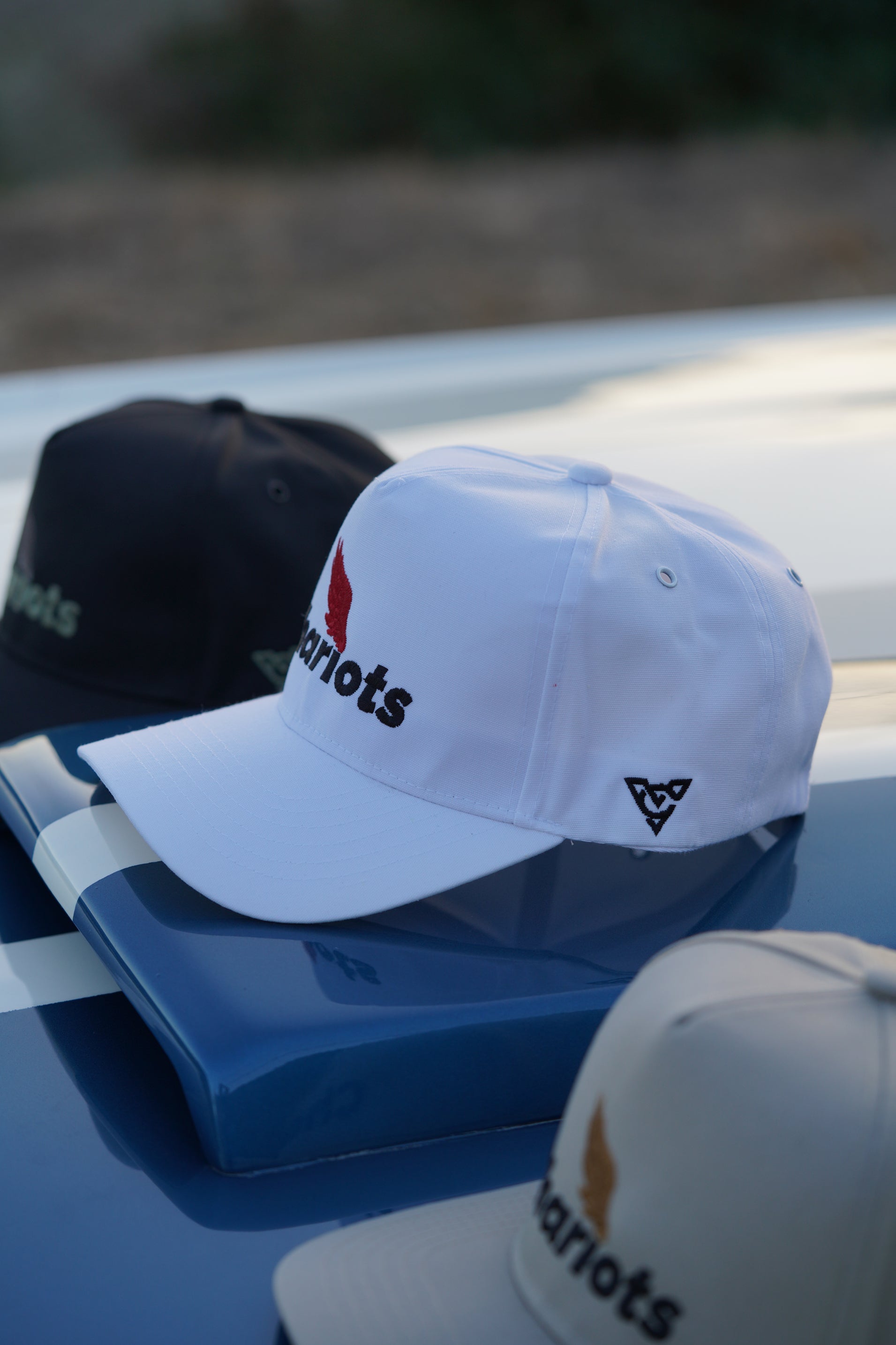 ZEPHYR COTTON CANVAS HAT (White/Black/Brick Red)